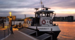 Dordrecht Waterbus bij zonsondergang sep-2013