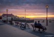 Sjame de sjon in de sjee sjien sjakke - tegen zondersondergang zie je opeens meer mensen op het strand. Even nog snel naar de zonsondergang kijken. Rockanje/NL