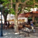 Forcalquier Eten buiten op het terras 16-jul-2010 (FR)