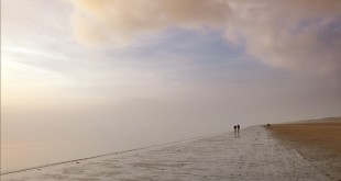 2013-02  Schitterend beeld van de mist op het strand bij zonsondergang (Rockanje)