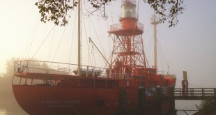 2014-10 Lichtschip de Noordhinder in de mist (Hellevoetsluis)