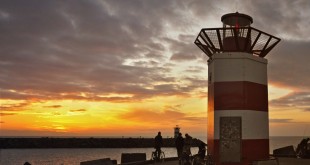 2015-02 De vuurtorens genieten van de zonsondergang op de Pier (Scheveninen)