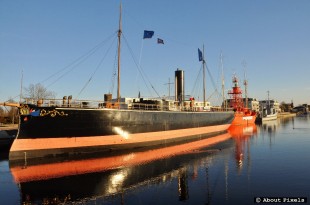 2015-03 Drie schepen aan de juist voltooide Koningskadel (Hellevoetsluis)